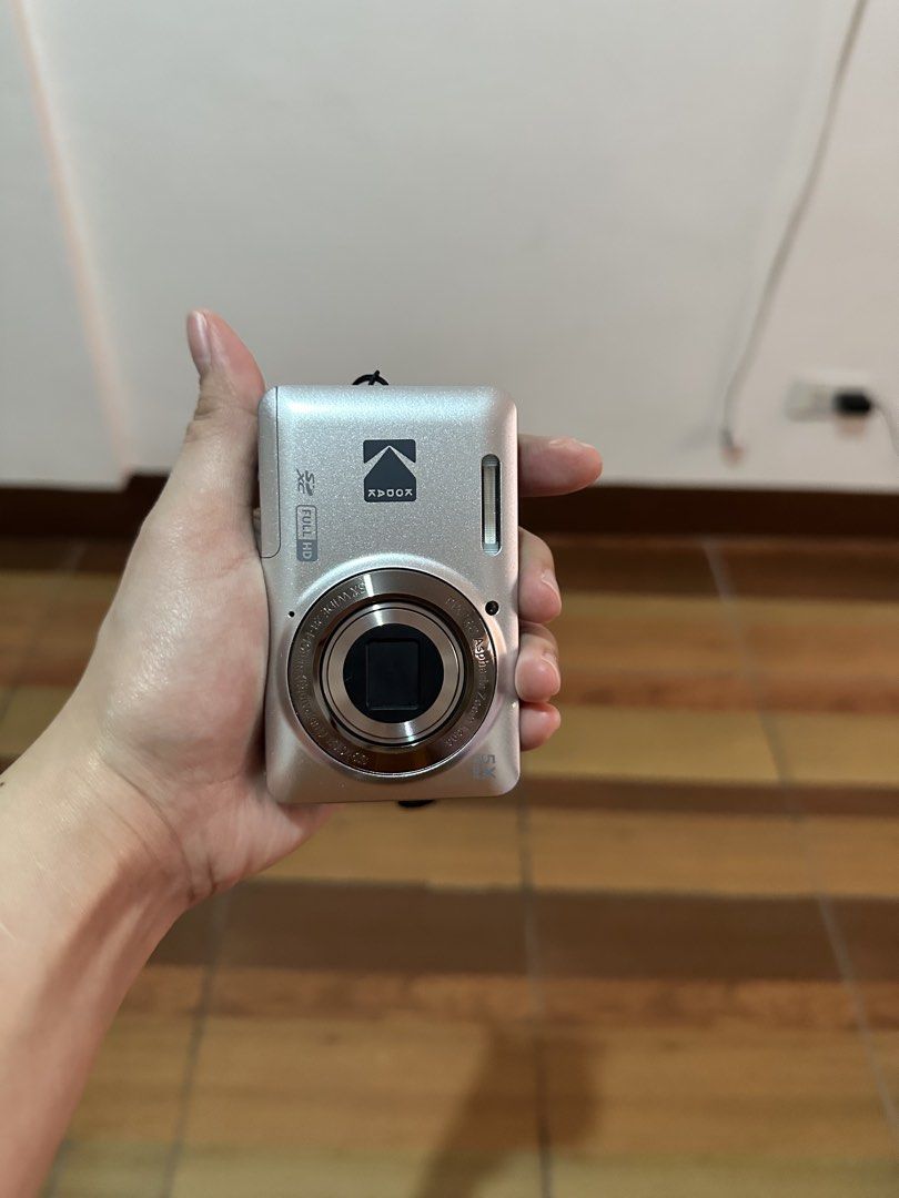 KODAK PIXPRO FZ55 (Category: Cameras) located in Manila. Submitted by rizmnl (Listing ID 1455234172, Image 3). Description: Color: silver Bought last April 2026 from h3nrys camera official orange app Inclusions: charging cable, pink silicon case SRP: 10,000+ Rfs: planning to buy dslr camera :) ✅pm for actual pics ✅pm for LP :) .