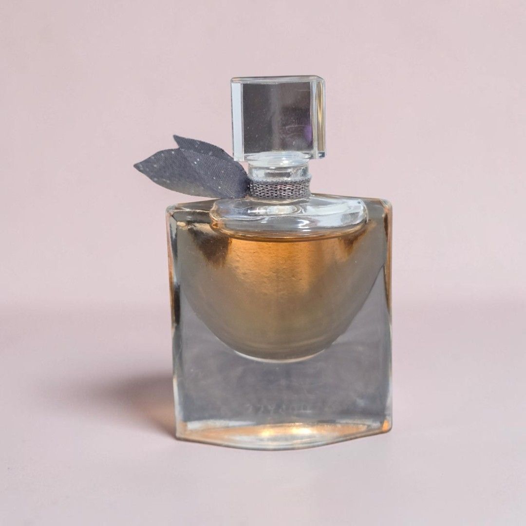 Lancome La Vie Est Belle Eau de Parfum Mini (Category: Fragrance & Deodorants) located in Taguig. Submitted by altainfante (Listing ID 1459656930, Image 1). Description: Lancome La Vie Est Belle Eau de Parfum Mini 0.14 fl oz / 4ml Top Notes: Pear and black currant for a fruity opening.Heart Notes: Iris, jasmine, and orange blossom for a rich floral middle.Base Notes: Praline, vanilla, patchouli, and tonka bean for a warm, sweet finish. .