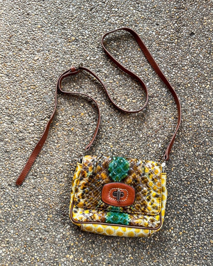 Le Saunda Multicolor Snakeskin-Patterned Leather ‘Mini Crossbody Bag’ (Category: Cross-body Bags) located in Rizal. Submitted by cattleya_street (Listing ID 1459650093, Image 1). Description: Le Saunda Multicolor Snakeskin-Patterned Leather ‘Mini Crossbody Bag’ W: 7in H: 5in Good Condition ₱950 .