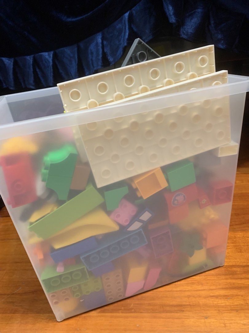 LEGO 積木 (連箱) （分類：樂高及拼砌組合）位於 Hong Kong。 由 goodsellerct 提交（商品編號 1459626193，圖片 3）。簡介： 一大箱LEGO積木，有好多唔同顏色同形狀嘅零件。有埋車仔、門窗、底板，可以砌好多嘢。小朋友玩就最啱，放喺屋企慢慢玩。全部放喺一個大膠箱度，方便收納。。