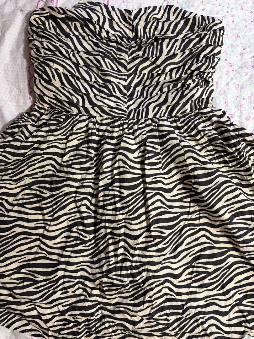 Leopard Tube Mini Dress (Category: Dresses) located in Muntinlupa City. Submitted by herellas0504 (Listing ID 1459596574, Image 2). Description: Leopard Tube Mini Dress Mine: 50 no issue! xs-small.