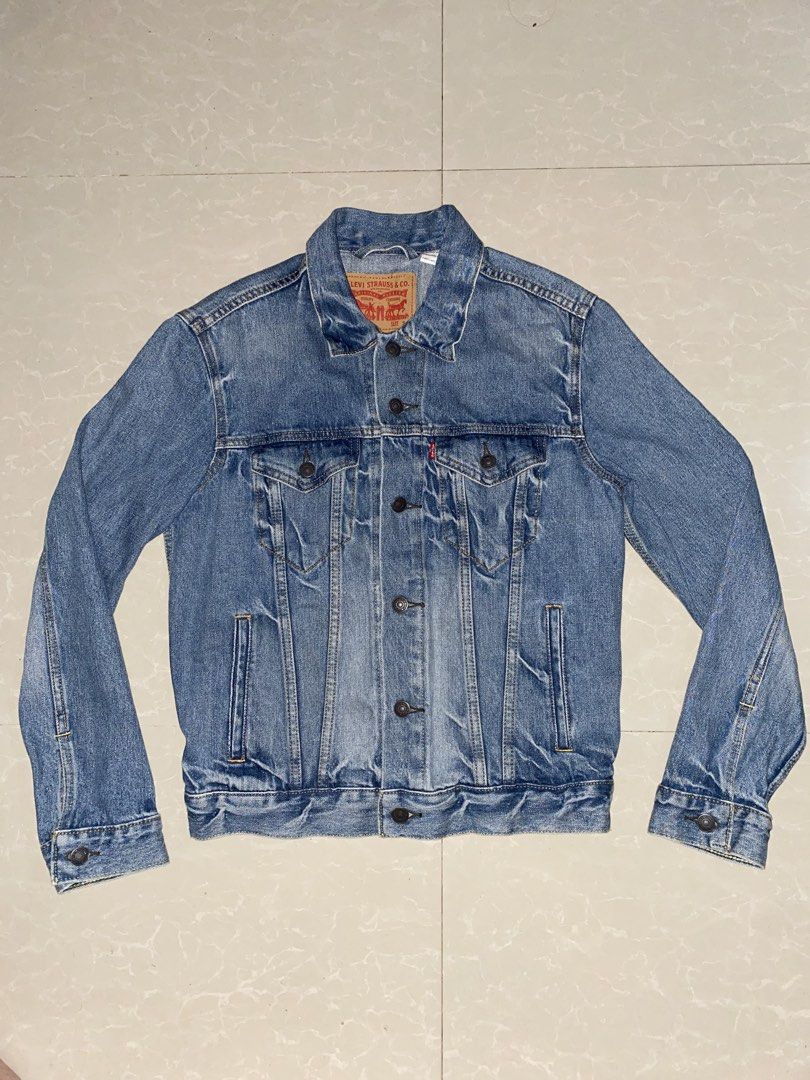 Levi's Denim Jacket - Size S (Category: Coats, Jackets and Outerwear) located in Placer. Submitted by roro9822 (Listing ID 1459651953, Image 2). Description: - Classic Levi's blue denim jacket - Iconic red tab detail - Button closure - Two chest pockets and two side pockets - Ideal for layering - Versatile addition to any wardrobe.