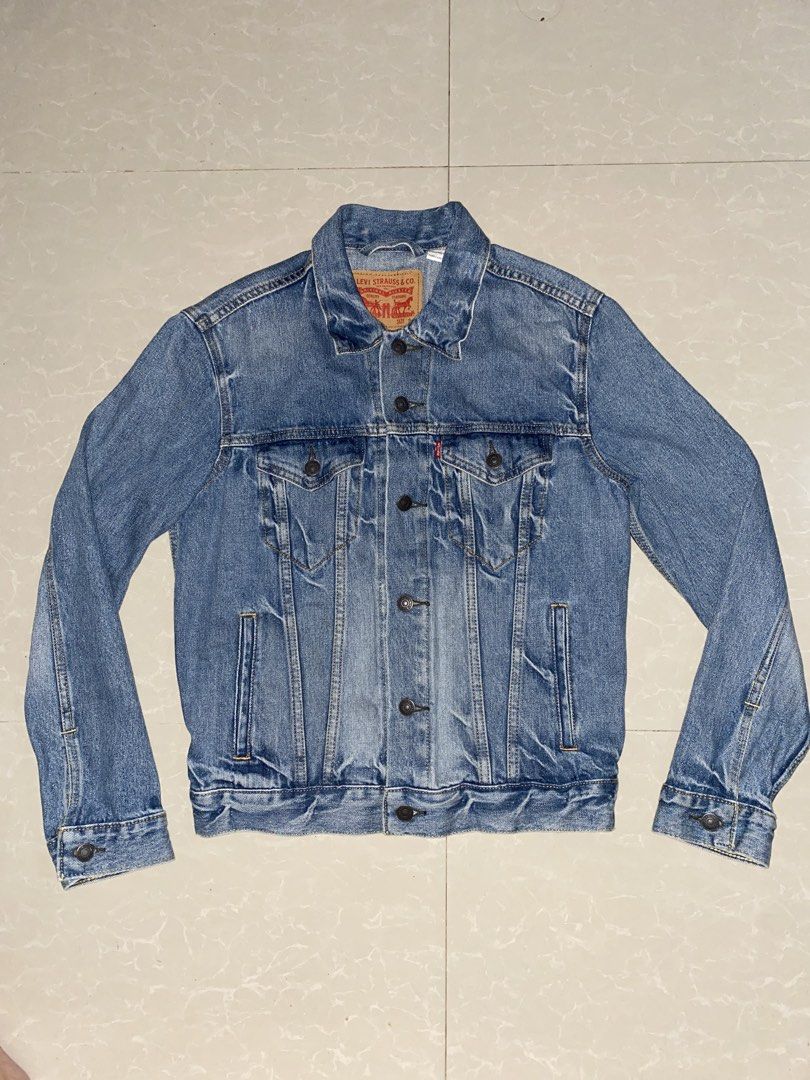 Levi's Denim Jacket - Size S (Category: Coats, Jackets and Outerwear) located in Placer. Submitted by roro9822 (Listing ID 1459651953, Image 1). Description: - Classic Levi's blue denim jacket - Iconic red tab detail - Button closure - Two chest pockets and two side pockets - Ideal for layering - Versatile addition to any wardrobe.