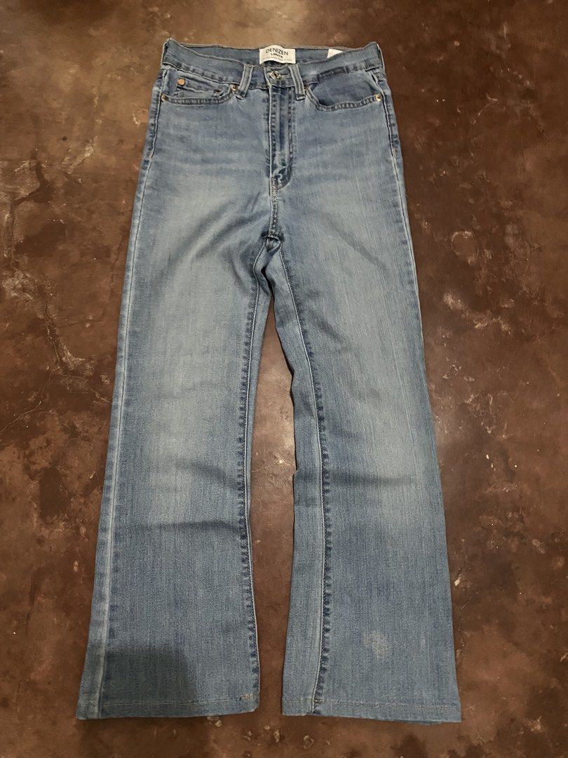 Levi’s Denizen Ultra High Rise Flare (Category: Jeans) located in Malita. Submitted by ronnyboi (Listing ID 1459636571, Image 1). Description: W:26~27 L:39 T:9 H:8.5 Mine:400.