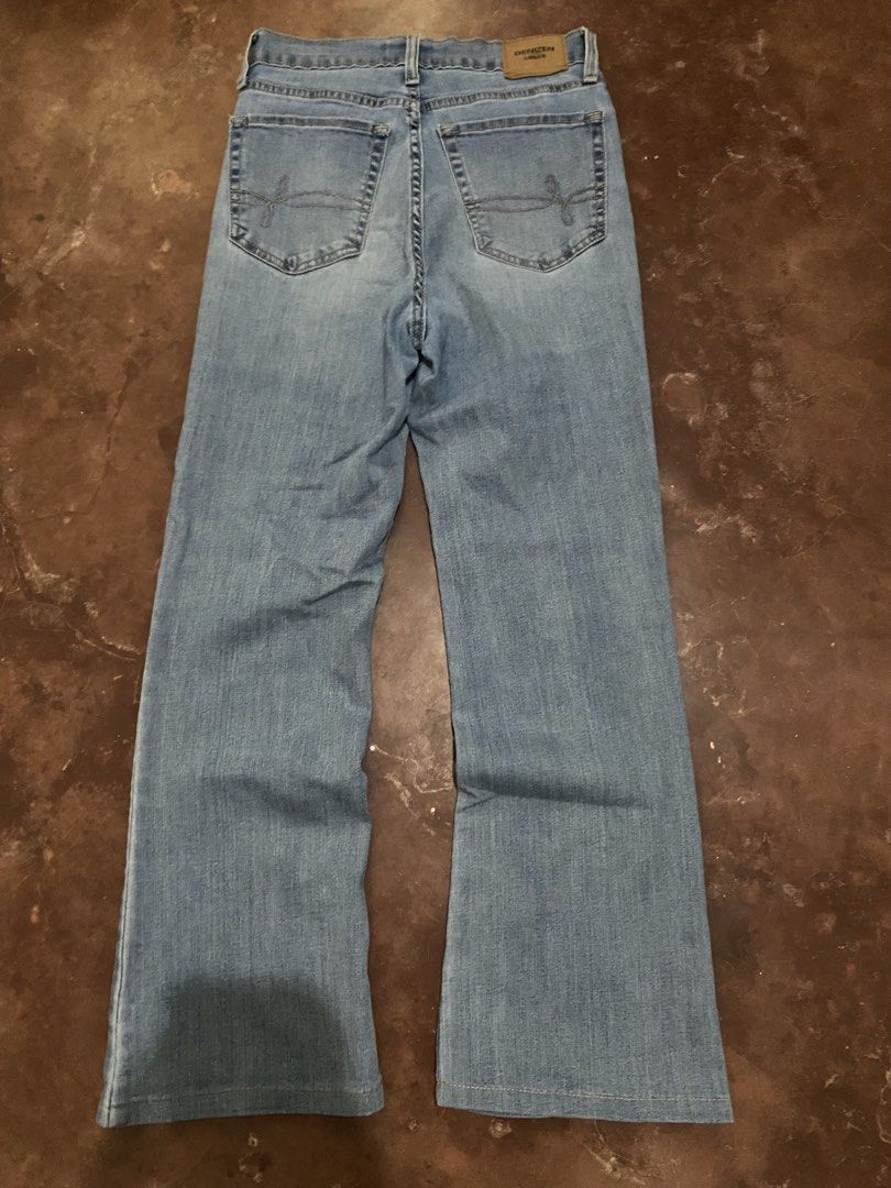 Levi’s Denizen Ultra High Rise Flare (Category: Jeans) located in Malita. Submitted by ronnyboi (Listing ID 1459636571, Image 3). Description: W:26~27 L:39 T:9 H:8.5 Mine:400.