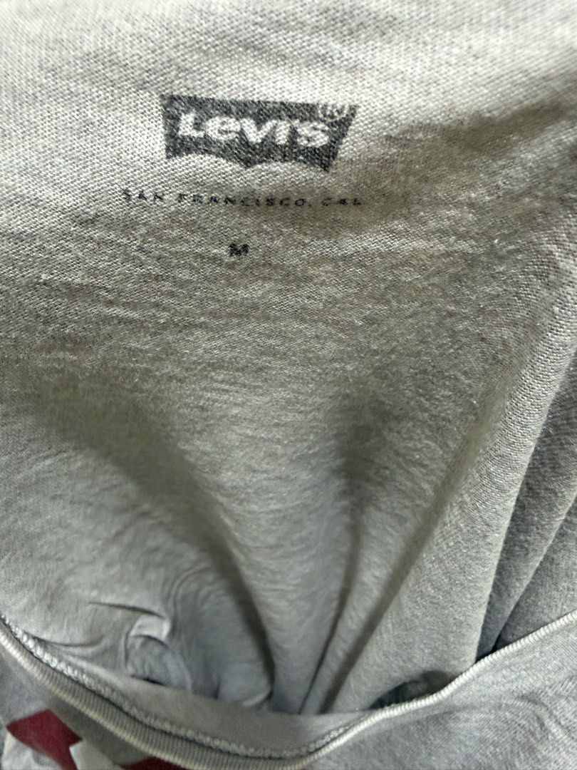 Levi's Grey T-Shirt with Red Logo (Category: Tshirts & Polo Shirts ) located in Taguig. Submitted by plfits (Listing ID 1459661471, Image 3). Description: - Grey Levi's T-shirt - Features classic red Levi's logo on the front - Plain back - Size: Medium (M) - Ideal for casual everyday wear.