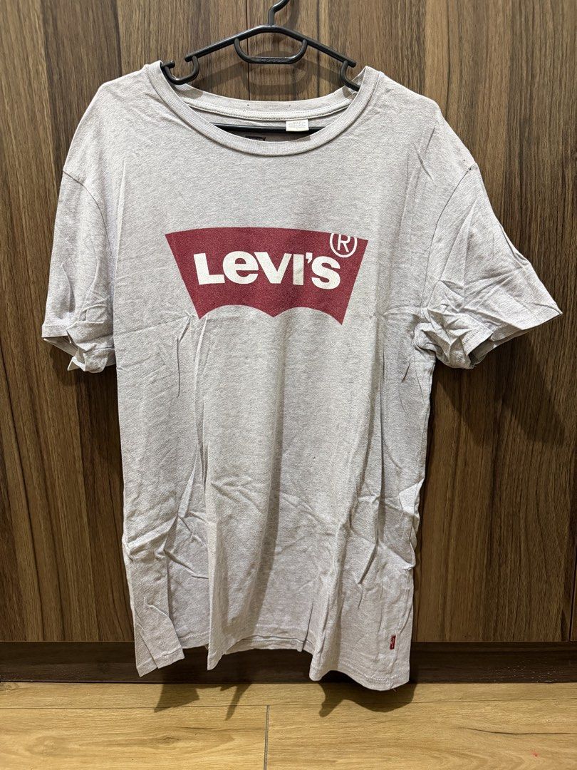 Levi's Grey T-Shirt with Red Logo (Category: Tshirts & Polo Shirts ) located in Taguig. Submitted by plfits (Listing ID 1459661471, Image 1). Description: - Grey Levi's T-shirt - Features classic red Levi's logo on the front - Plain back - Size: Medium (M) - Ideal for casual everyday wear.