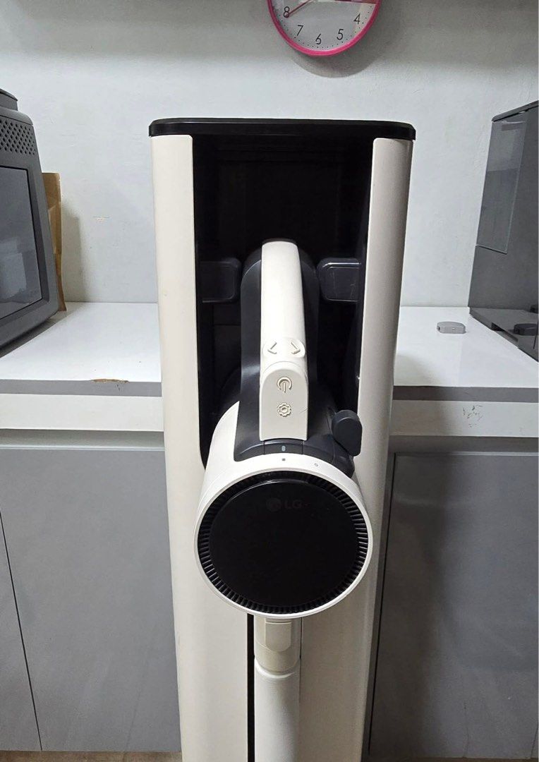 LG CordZero A9X Auto Emptying Vacuum Cleaner (Category: Vacuum Cleaner & Housekeeping) located in Rizal. Submitted by mikz_1303 (Listing ID 1459591778, Image 2). Description: LG CordZero A9X Auto Emptying Vacuum Cleaner Australian mall pull out Used as demo unit Inclusion 1 dual roller 1 pet hair roller 2 attachment No issue Location Taytay Rizal .