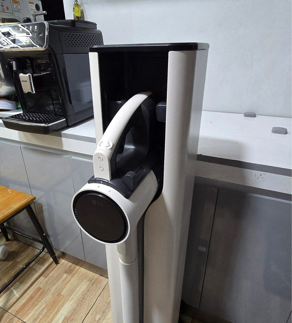 LG CordZero A9X Auto Emptying Vacuum Cleaner (Category: Vacuum Cleaner & Housekeeping) located in Rizal. Submitted by mikz_1303 (Listing ID 1459591778, Image 3). Description: LG CordZero A9X Auto Emptying Vacuum Cleaner Australian mall pull out Used as demo unit Inclusion 1 dual roller 1 pet hair roller 2 attachment No issue Location Taytay Rizal .