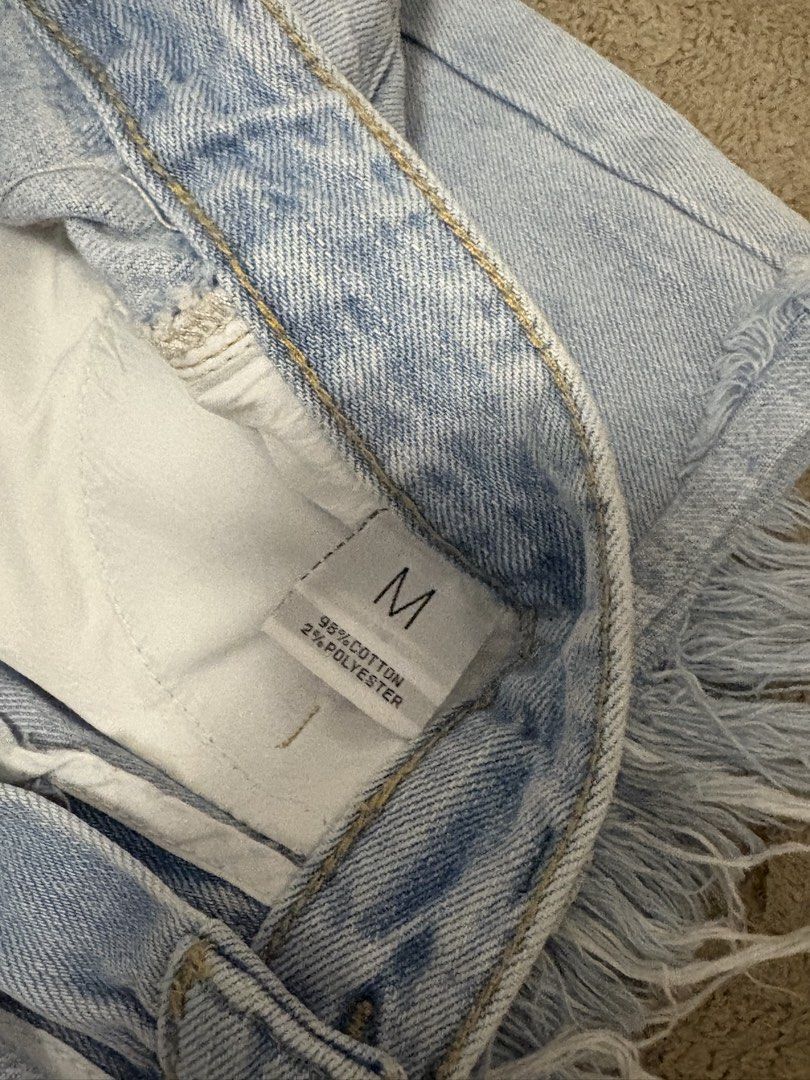 Light Washed Denim Short (Category: Shorts) located in Plaridel. Submitted by f.hernandez (Listing ID 1459670354, Image 3). Description: - size medium - no visible flaws - rfs: decluttering.