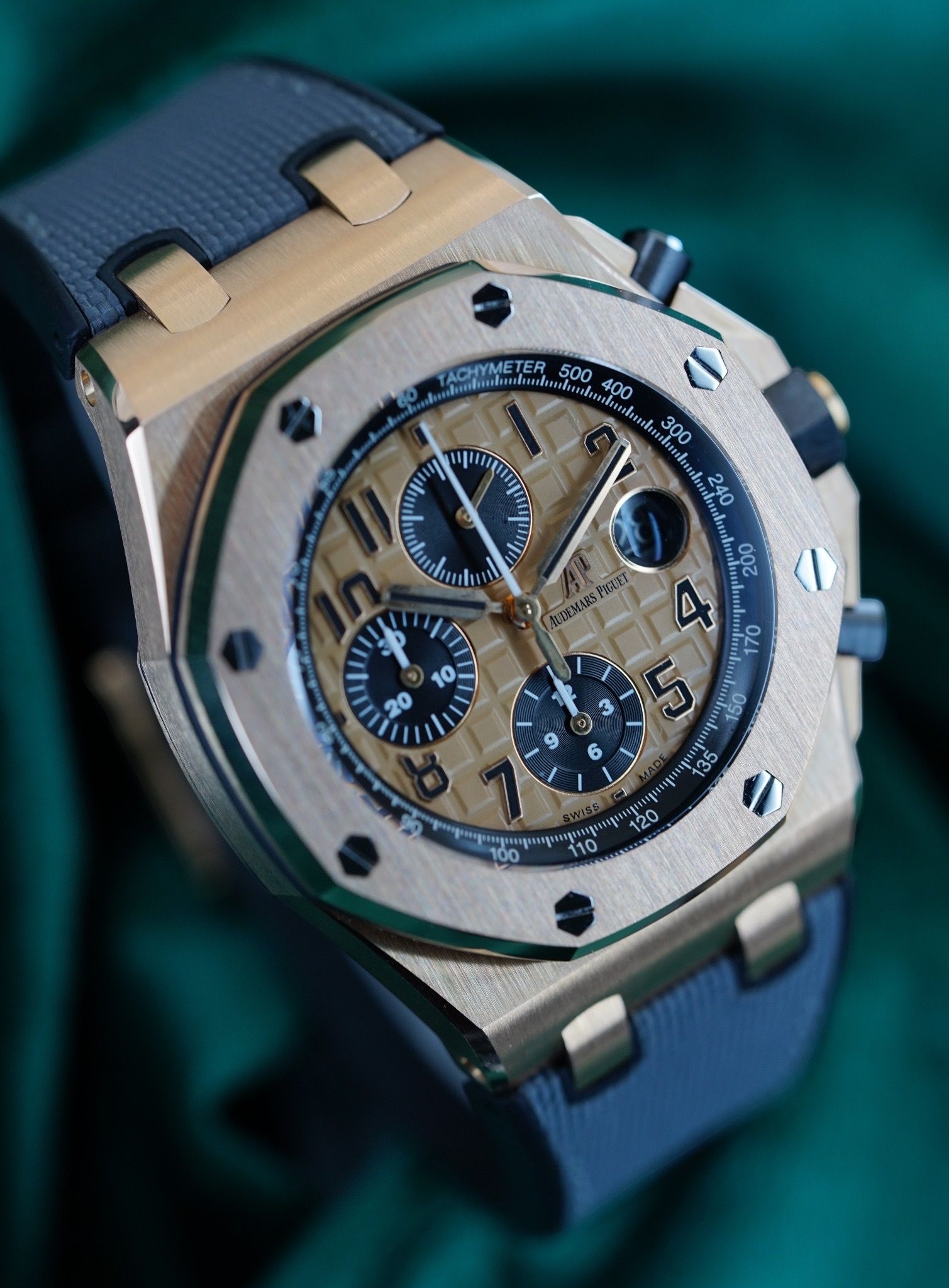 🔥LNIB Audemars Piguet Royal Oak Offshore Honey Bee Yellow Gold Dial 26470OR.OO.A002CR.01 Gold Dial HUAT WATCH not 44mm ROO 26401 (Category: Watches) located in Singapore. Submitted by alientime.sg (Listing ID 1459529949, Image 3). Description: 👑 Licensed under Ministry of Law & SPF | ACRA Registered Office-Based Business 👑 ✅ All watches comes with 1-Year AlienTime Warranty 📍 Schedule for Viewings | 📩 Trades welcome Key Details: Case Diameter