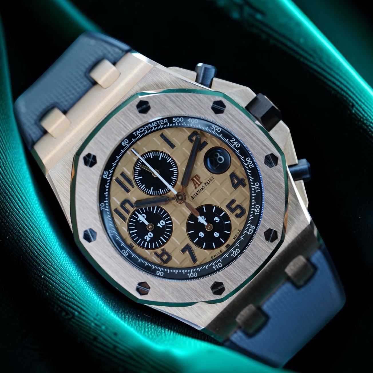 🔥LNIB Audemars Piguet Royal Oak Offshore Honey Bee Yellow Gold Dial 26470OR.OO.A002CR.01 Gold Dial HUAT WATCH not 44mm ROO 26401 (Category: Watches) located in Singapore. Submitted by alientime.sg (Listing ID 1459529949, Image 1). Description: 👑 Licensed under Ministry of Law & SPF | ACRA Registered Office-Based Business 👑 ✅ All watches comes with 1-Year AlienTime Warranty 📍 Schedule for Viewings | 📩 Trades welcome Key Details: Case Diameter
