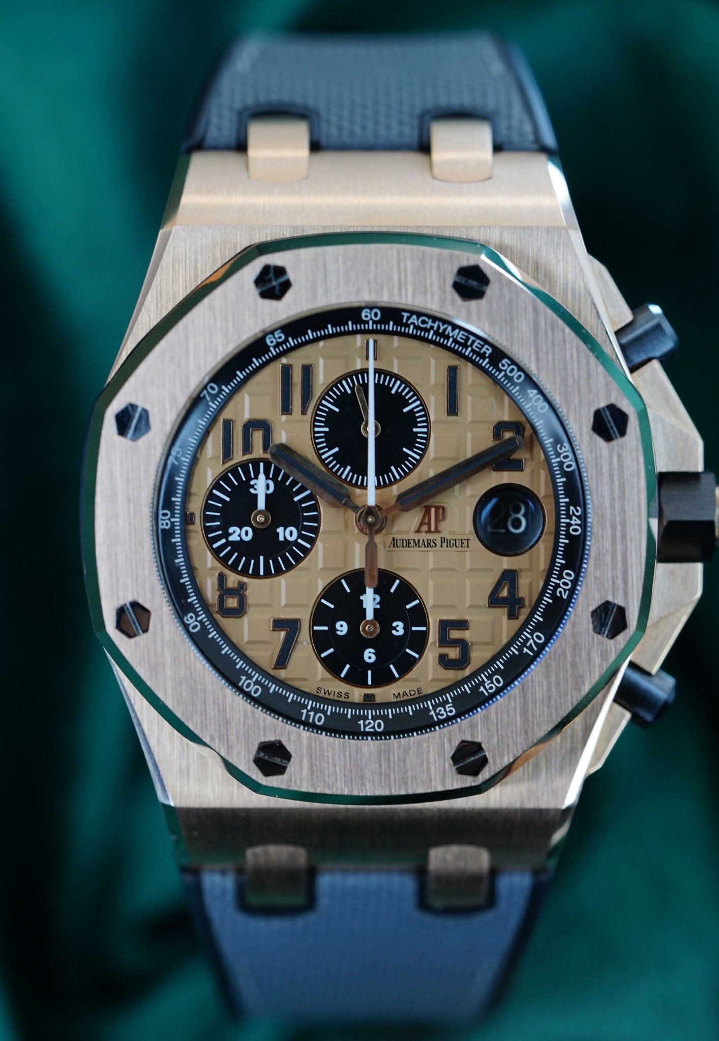 🔥LNIB Audemars Piguet Royal Oak Offshore Honey Bee Yellow Gold Dial 26470OR.OO.A002CR.01 Gold Dial HUAT WATCH not 44mm ROO 26401 (Category: Watches) located in Singapore. Submitted by alientime.sg (Listing ID 1459529949, Image 2). Description: 👑 Licensed under Ministry of Law & SPF | ACRA Registered Office-Based Business 👑 ✅ All watches comes with 1-Year AlienTime Warranty 📍 Schedule for Viewings | 📩 Trades welcome Key Details: Case Diameter