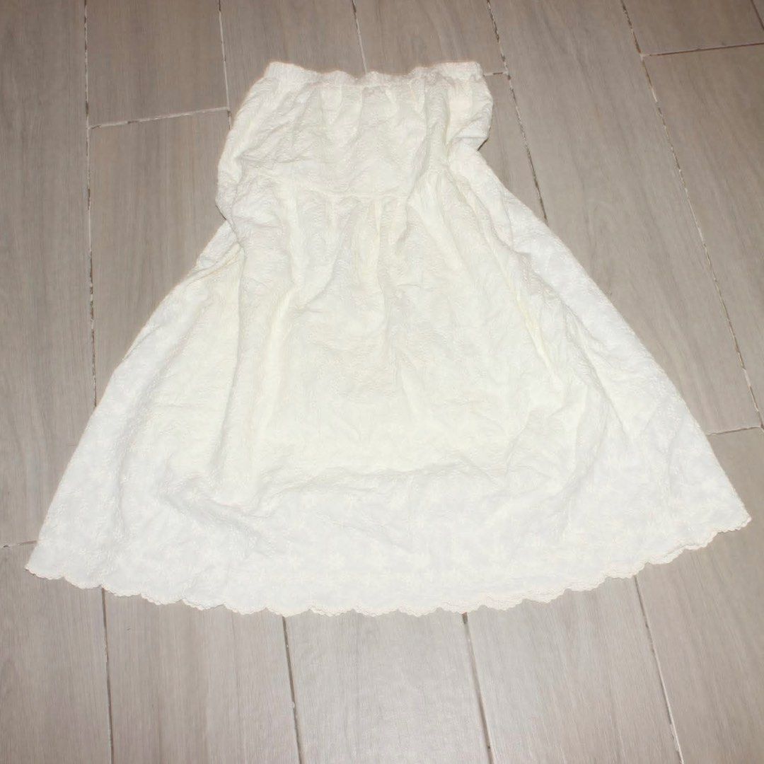 Long White Floral Skirt (Category: Skirts) located in Manila. Submitted by goldie.lockes (Listing ID 1459517845, Image 2). Description: - SMALL-MEDIUM - White Floral Skirt - Versatile basic Price is negotiable Goldie Lockea.