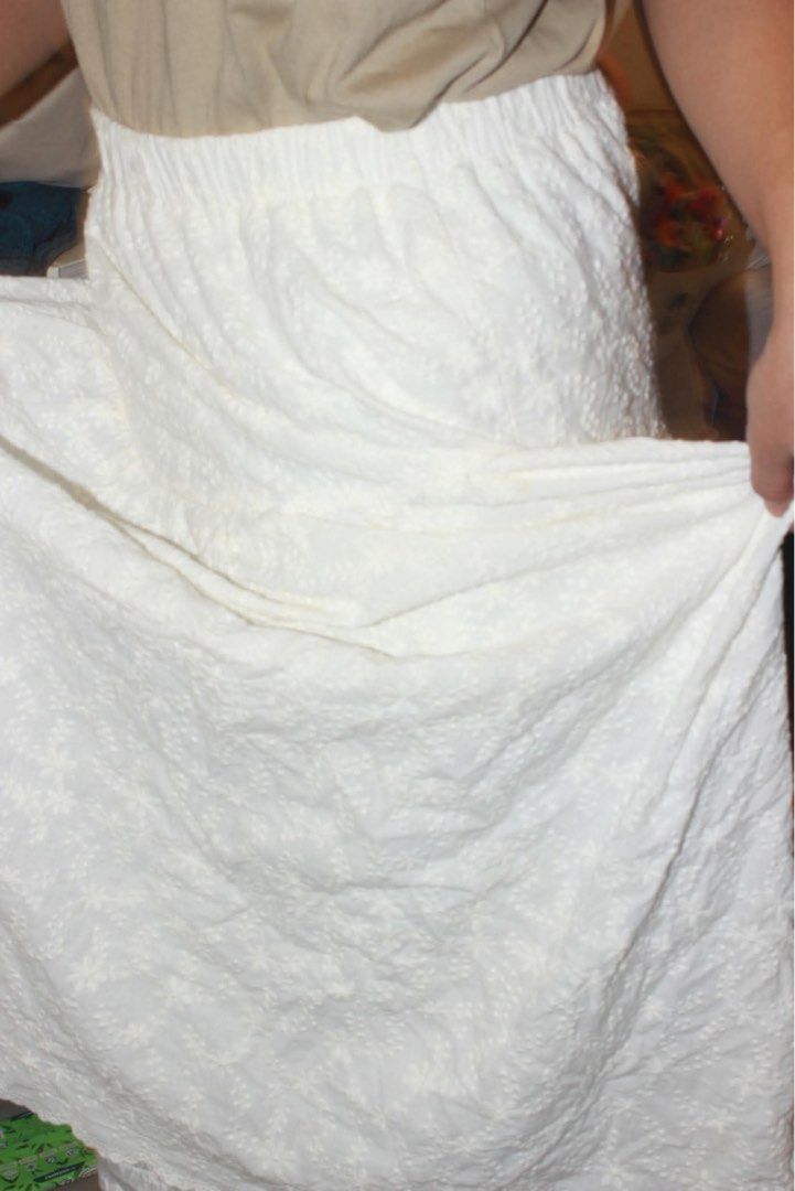 Long White Floral Skirt (Category: Skirts) located in Manila. Submitted by goldie.lockes (Listing ID 1459517845, Image 1). Description: - SMALL-MEDIUM - White Floral Skirt - Versatile basic Price is negotiable Goldie Lockea.