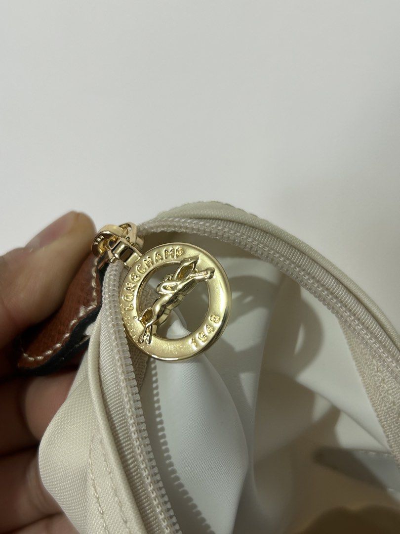 longchamp large long handle paper white (Category: Shoulder Bags) located in Cavite. Submitted by be0mgyup0gi (Listing ID 1459567127, Image 3). Description: preloved longchamp japan sourced good to excellent condition j&t sf c/o miner.