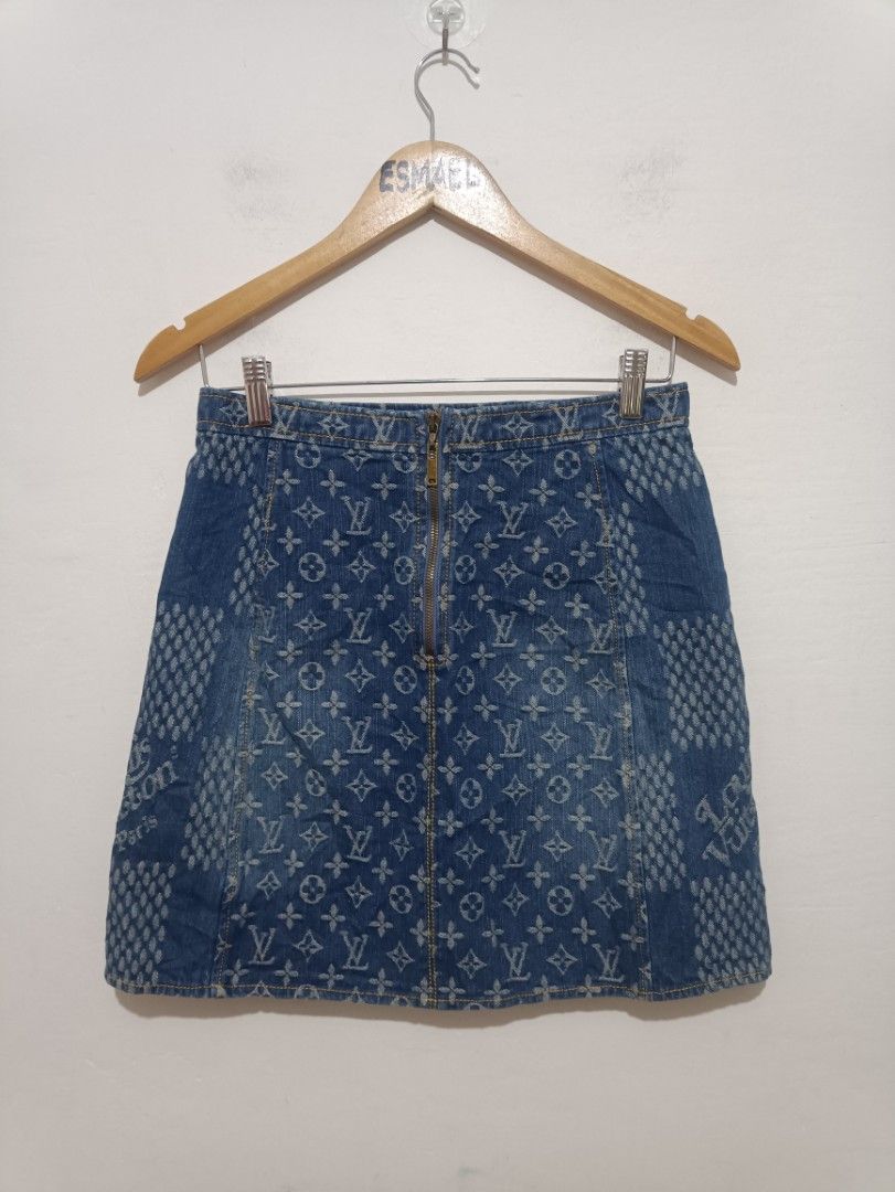 LOUIS VUITTON (Category: Luxury Apparel) located in Calbayog City. Submitted by tetoysthrift89 (Listing ID 1459547237, Image 2). Description: LOUIS VUITTON DENIM SKIRT EXCELLENT CONDITION WAIST 28 LENGTH 17 ISSUE MISSING TAG PERO MAY WASH TAG.