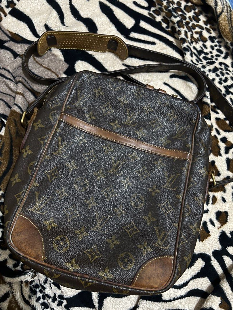 Louis Vuitton Monogram Canvas Crossbody Bag (Category: Luxury Bags & Wallets) located in Quezon City. Submitted by adrimatix (Listing ID 1459610760, Image 1). Description: Vintage Louis Vuitton crossbody bag (PROJECT BAG !!) Issue: Tear strap left side. .