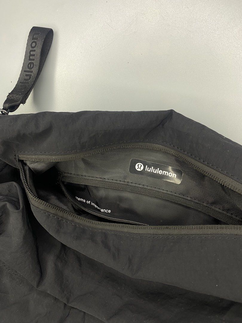 Lululemon fast track bag (Category: Cross-body Bags) located in Bago City. Submitted by jg_finds_ (Listing ID 1459537111, Image 2). Description: Authentic Lululemon bag Excellent condition High quality No issue.