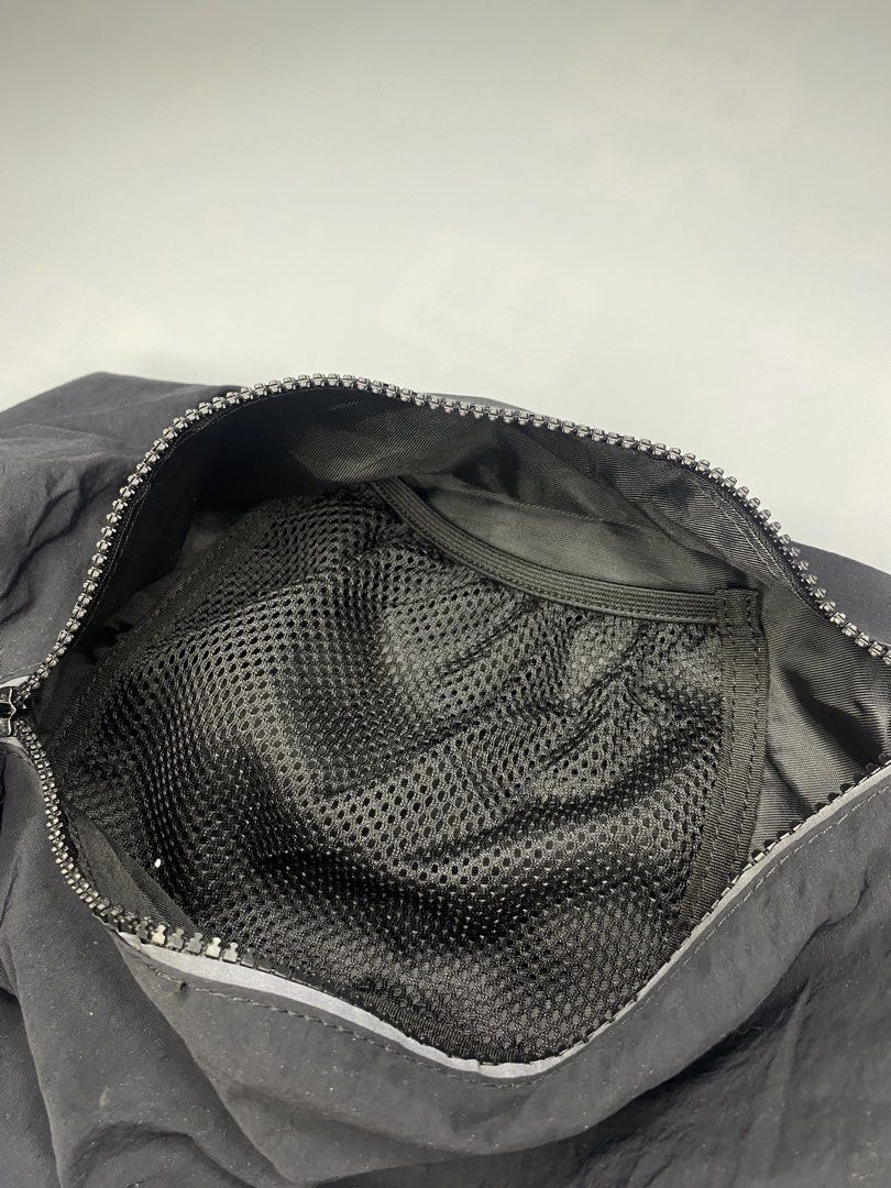 Lululemon fast track bag (Category: Cross-body Bags) located in Bago City. Submitted by jg_finds_ (Listing ID 1459537111, Image 3). Description: Authentic Lululemon bag Excellent condition High quality No issue.