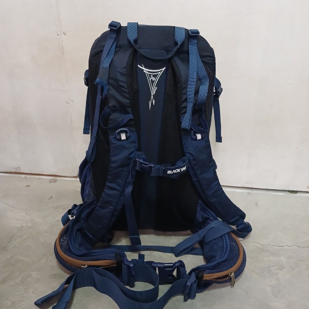 MAC 25 Navy Blue Backpack with Animal Logo (Category: Backpacks) located in Manila. Submitted by joefrey12 (Listing ID 1459585956, Image 2). Description: Black Yak Mac 25 mountaineering backpack Novaliches qc Issue nasa pic kayo na lang mag pa repair Drop offer - Multiple adjustable straps and drawstrings - Approximately 25L capacity - Ideal for hiking or travel.
