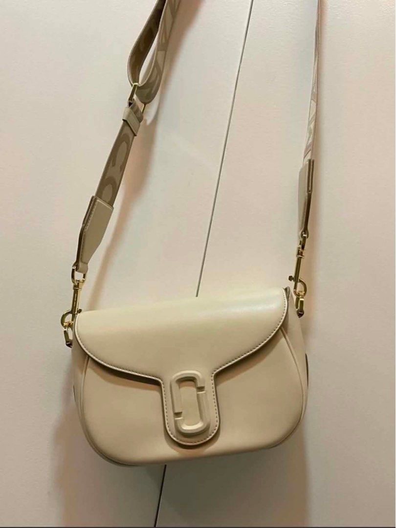 Marc Jacobs Bag Cream Leather With Dust Bag (Category: Luxury Bags & Wallets) located in Makati City. Submitted by andeng28 (Listing ID 1459538684, Image 2). Description: - Cream-colored Marc Jacobs bag - Includes original dust bag - Strap features all-over Marc Jacobs logo print - Clean and simple design - Perfect for everyday use Nakatago lang sa cabinet. With small flaws but not super noticeable. Price still negotiable.