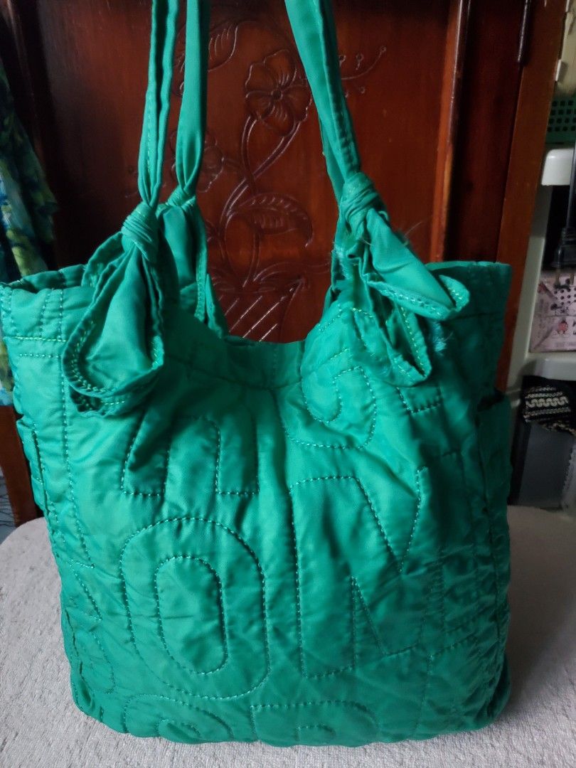 MARC JACOBS GREEN QUILTED TOTE BAG (Category: Luxury Bags & Wallets) located in Manila. Submitted by smicolen (Listing ID 1459627938, Image 2). Description: - Brand: Marc by Marc Jacobs - Style: Green Quilted Tote Bag (Standard Supply model) - Dimensions: 12.5" Length, 16.5" Width, 3.5" Bottom depth - Features: Plenty of interior space - Ideal for: Everyday use ISSUES - SIGN OF USAGE and sa strap may issue may Punit see last two picture for prefe