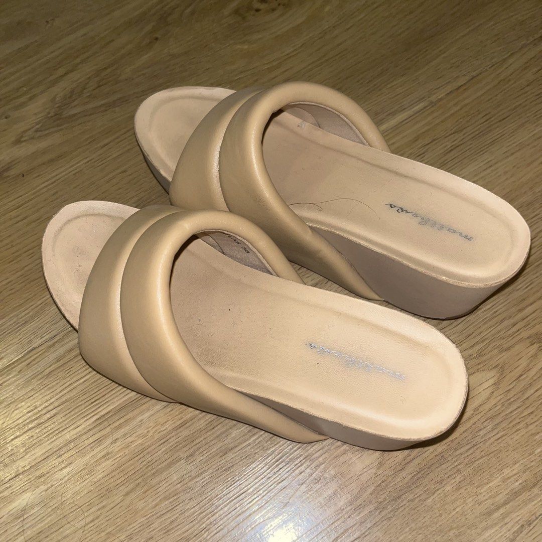 Matthews Padded Slides Sandals Beige (Category: Flats & Sandals) located in Paranaque City. Submitted by kalattt (Listing ID 1459546064, Image 1). Description: - Beige padded slide sandals from Matthews - Comfortable and easy slip-on design - Features a slight wedge heel for added height - Ideal for casual wear - Minor signs of wear on insoles (please check photos for details).
