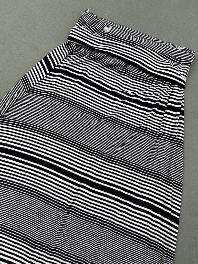 MAX STUDIO LINEN BLEND MAXI SKIRT (Category: Skirts) located in Quezon City. Submitted by kentstuff (Listing ID 1459639417, Image 2). Description: MAX STUDIO LINEN BLEND MAXI SKIRT Size S On Tag Waist: 28-36 Length: 39 Condition: Excellent CR: 9.8/10 Issue: ❌.
