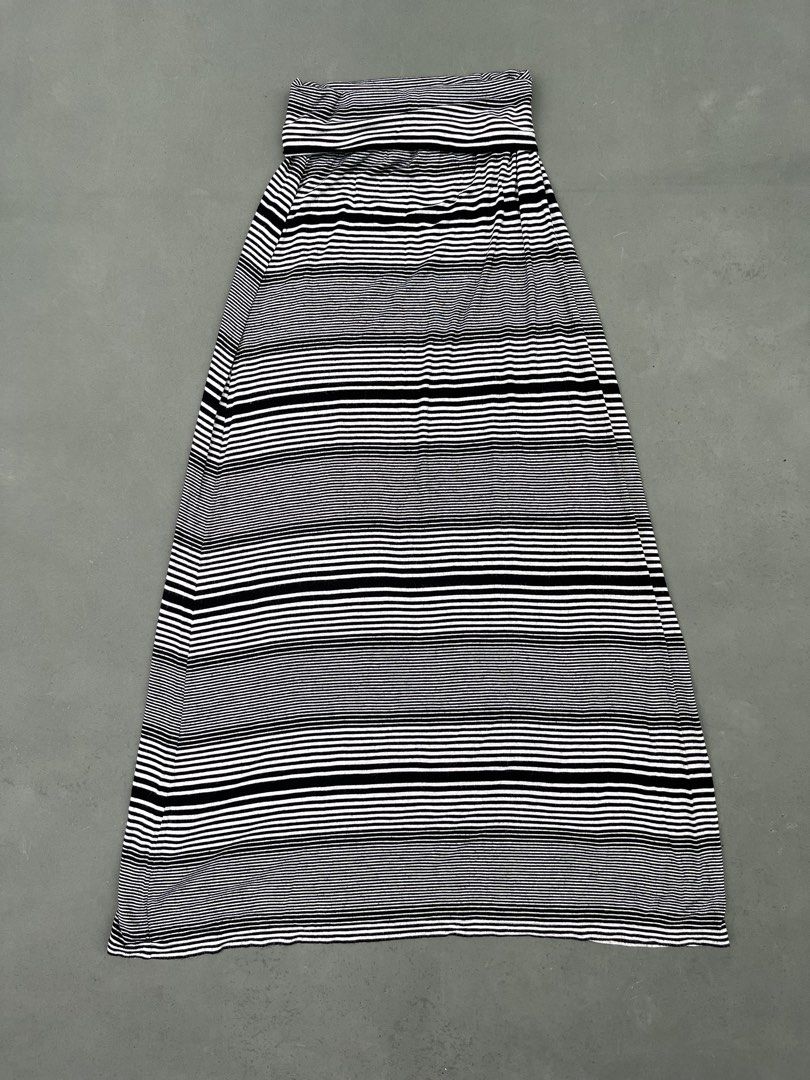 MAX STUDIO LINEN BLEND MAXI SKIRT (Category: Skirts) located in Quezon City. Submitted by kentstuff (Listing ID 1459639417, Image 1). Description: MAX STUDIO LINEN BLEND MAXI SKIRT Size S On Tag Waist: 28-36 Length: 39 Condition: Excellent CR: 9.8/10 Issue: ❌.