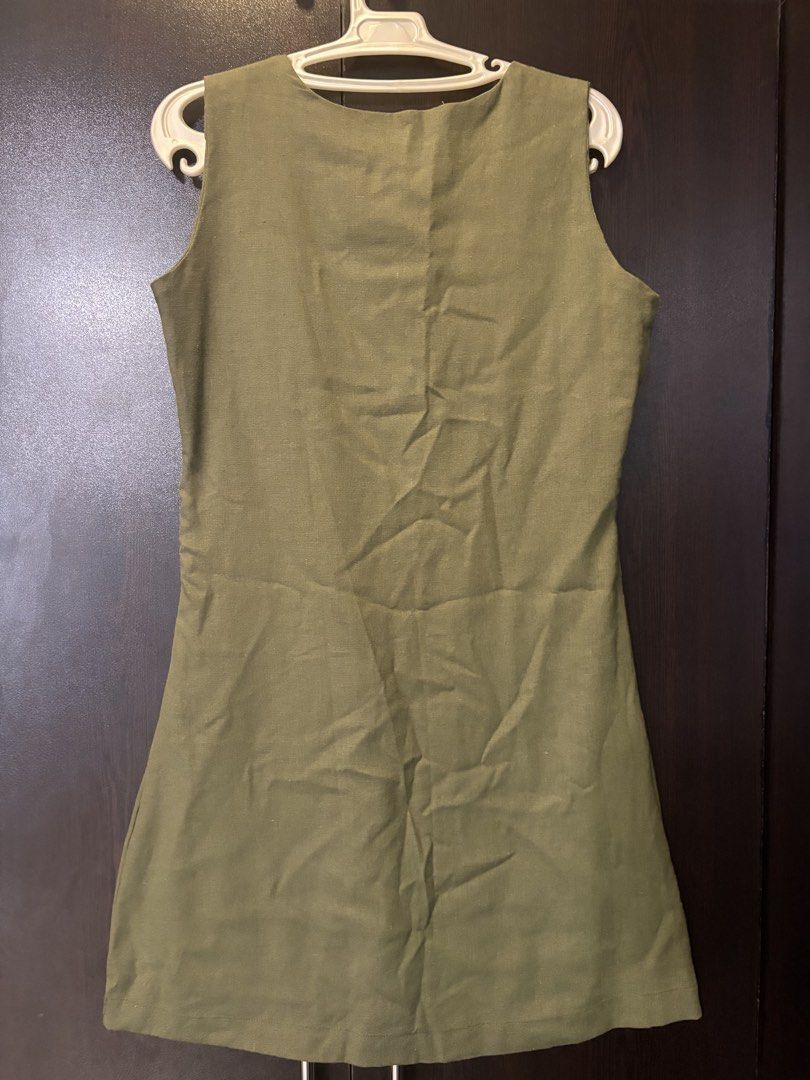 Maya Dress (Category: Dresses) located in Cainta. Submitted by PreLovedbyANM (Listing ID 1459548798, Image 2). Description: - Olive green sleeveless mini dress - Made from breathable linen fabric - Flattering V-neckline - A-line silhouette for a comfortable fit - Hidden side zipper closure - Versatile for casual outings or dressing up - Pairs well with sandals or sneakers Washed never used Size - Large See size guide for measurements No COD No ot