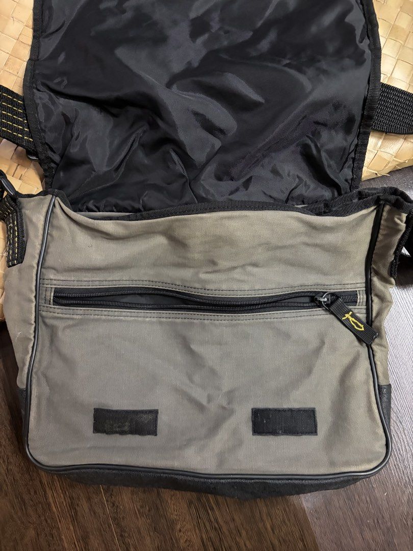 Men’s Diesel Bag (Category: Sling Bags) located in Manila. Submitted by thebookclubz (Listing ID 1459627051, Image 2). Description: 15.5 inches .