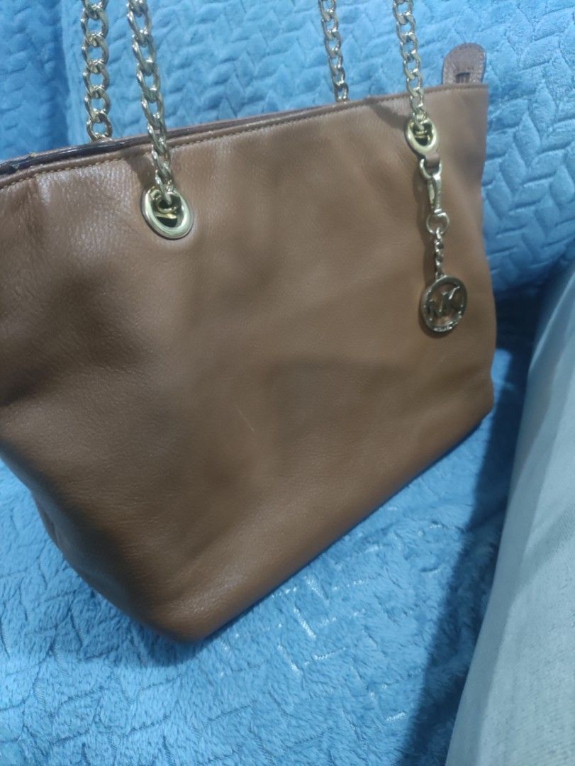 Michael Kors Brown Leather Chain Shoulder Bag (Category: Luxury Bags & Wallets) located in Cainta. Submitted by kluxurychoices (Listing ID 1459632237, Image 3). Description: Michael Kors bag U.S. bought very nice in actual .