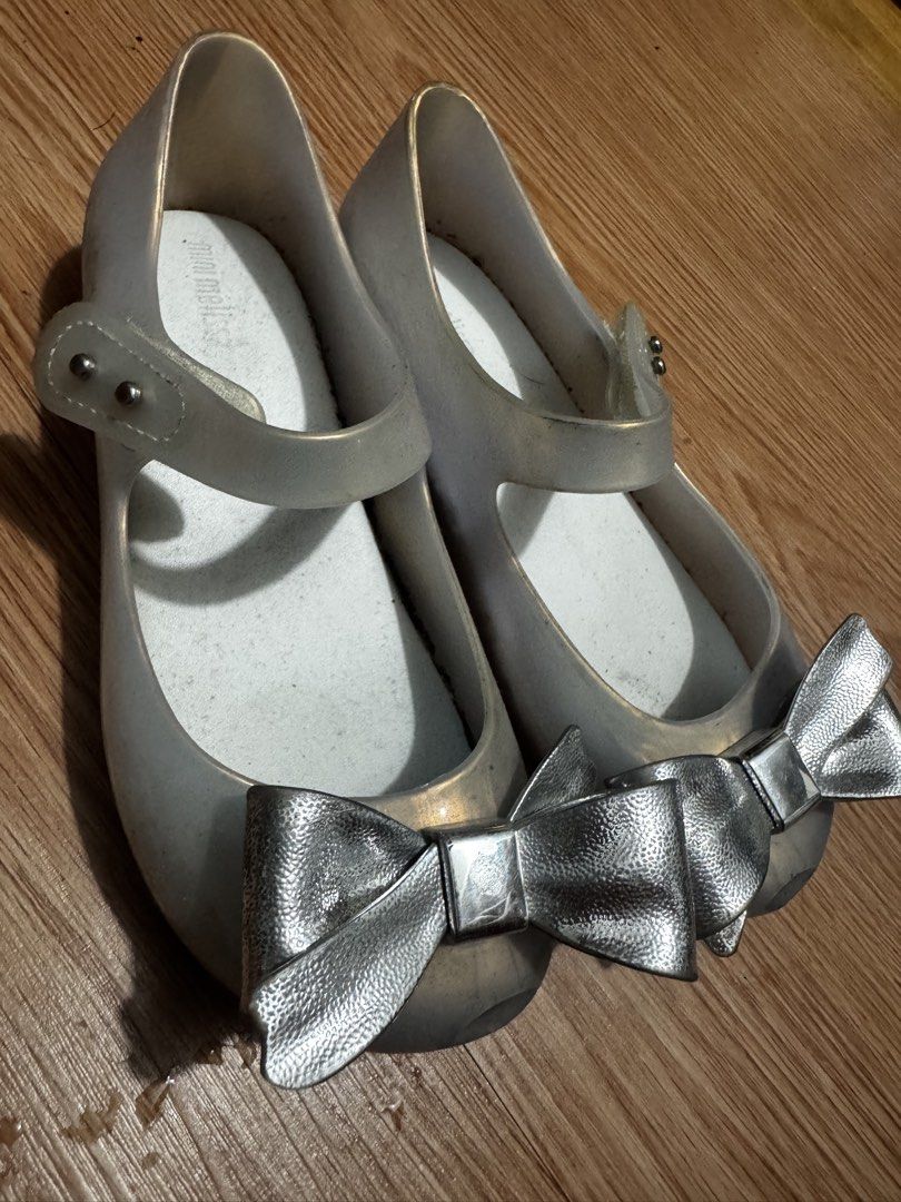 Mini Melissa Silver Jelly Bow Mary Jane Flats (Category: Babies & Kids Fashion) located in Manila. Submitted by missgrace_collection (Listing ID 1459600040, Image 1). Description: - Cute silver jelly flats from Mini Melissa - Features a sweet bow on the front - Mary Jane strap with buckle closure - Made in Brazil - Great for little ones size 30 .