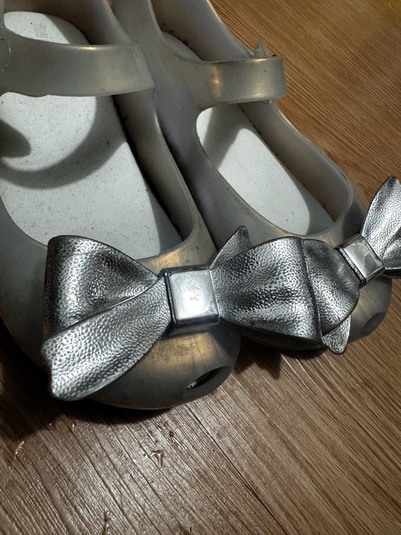 Mini Melissa Silver Jelly Bow Mary Jane Flats (Category: Babies & Kids Fashion) located in Manila. Submitted by missgrace_collection (Listing ID 1459600040, Image 2). Description: - Cute silver jelly flats from Mini Melissa - Features a sweet bow on the front - Mary Jane strap with buckle closure - Made in Brazil - Great for little ones size 30 .