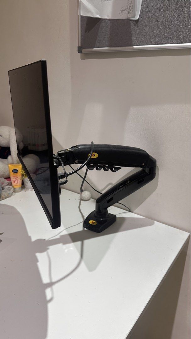 Monitor (Category: Desktops) located in Manila. Submitted by fierceflower.1d68c7 (Listing ID 1459498122, Image 3). Description: .