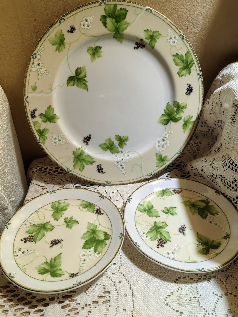 Narumi dinner plate 9* set with 2 saucer 5,5" (Category: Dinnerware & Cutlery) located in Manila. Submitted by luckycharm_215 (Listing ID 1459638248, Image 1). Description: good condition.