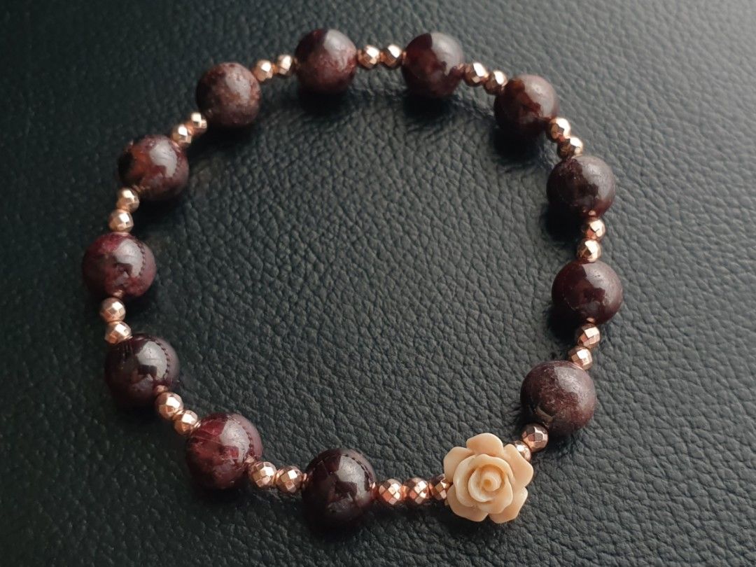 Natural Garnet Bracelet (Category: Bracelets) located in Quezon City. Submitted by WasalakTwo (Listing ID 1459653733, Image 1). Description: Bought in Japan High quality Good condition Open for delivery nationwide.