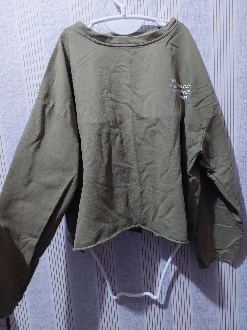 Navy Green Long sleeve Crop Top (Category: Longsleeves) located in Tarlac. Submitted by prelovedtarlac22 (Listing ID 1459640924, Image 1). Description: Navy Green Long Sleeve Crop Top Size Medium to Large RFS: Decluttering my closet ❤️ 📍Tarlac based - No COD (Payment First) to avoid being scammed - Shipping fee will be shouldered by the buyer - Once the payment has been received, we will ship the item immediately - Courier: J&T Express.