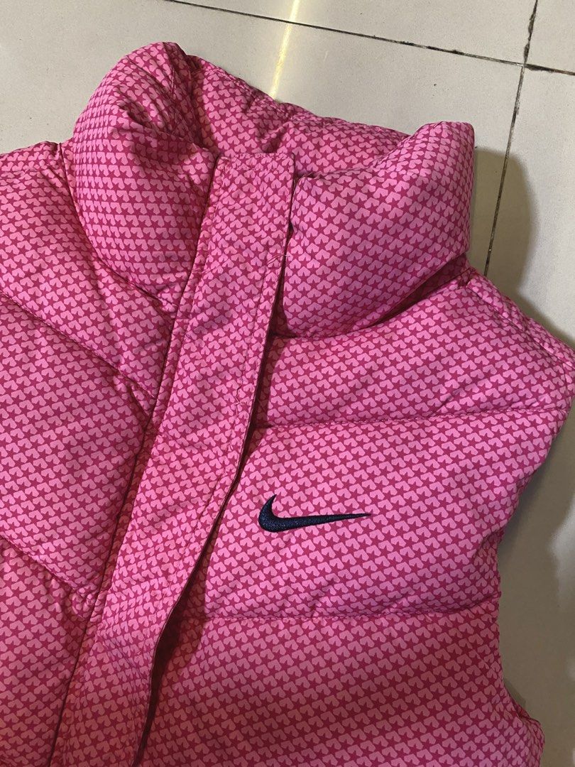 Nike Pink Star Print Puffer Vest (Category: Coats, Jackets and Outerwear) located in Manila. Submitted by mnlwiz_ (Listing ID 1459561227, Image 3). Description: - Cute pink Nike puffer vest - All-over star pattern - Stand-up collar for extra warmth - Zipper closure with Nike zip pull - Two side pockets - Great for layering W-13 L-17.