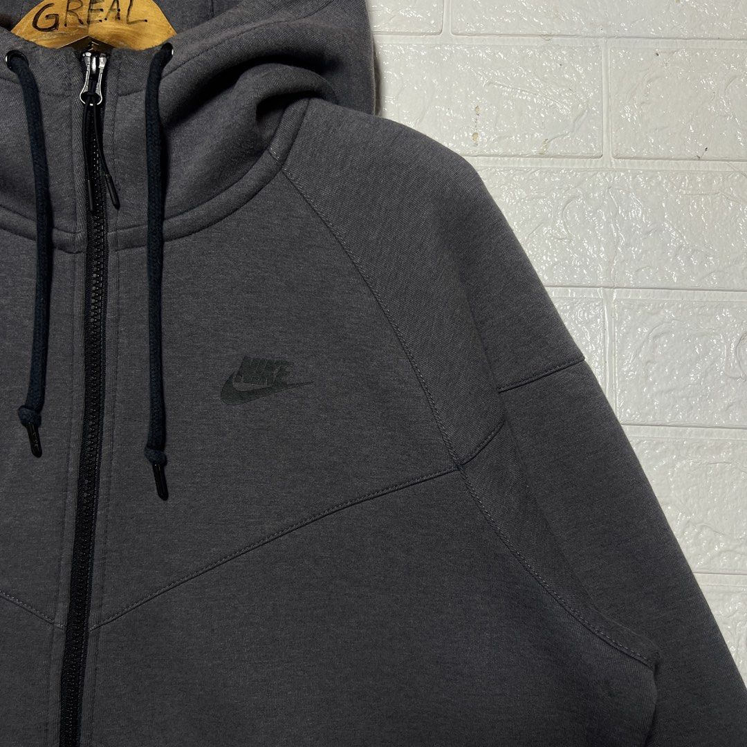 Nike Tech Fleece Hoodie (Category: Coats, Jackets and Outerwear) located in Palompon. Submitted by paulrojas13 (Listing ID 1459519279, Image 2). Description: Size: XL on tag Dimensions: 24 x 28 Condition: As New Color Rate: 9.9/10 Issue: No Issue.
