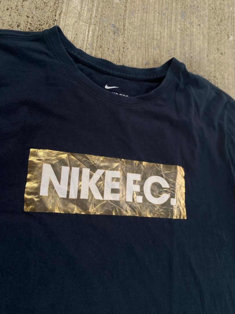 NIKE tee.fc (Category: Activewear) located in Pasay City. Submitted by classicph. (Listing ID 1459542627, Image 2). Description: Condition: Like new Size: L on tag | W: 22 L: 28 Color rating: 10/10 Issue: Absolutely none - Fresh AF! 𝘕𝘰𝘵𝘦: 𝘊𝘰𝘭𝘰𝘳𝘴 𝘮𝘢𝘺 𝘷𝘢𝘳𝘺 𝘴𝘭𝘪𝘨𝘩𝘵𝘭𝘺 𝘥𝘶𝘦 𝘵𝘰 𝘤𝘢𝘮𝘦𝘳𝘢 𝘴𝘦𝘵𝘵𝘪𝘯𝘨𝘴 .