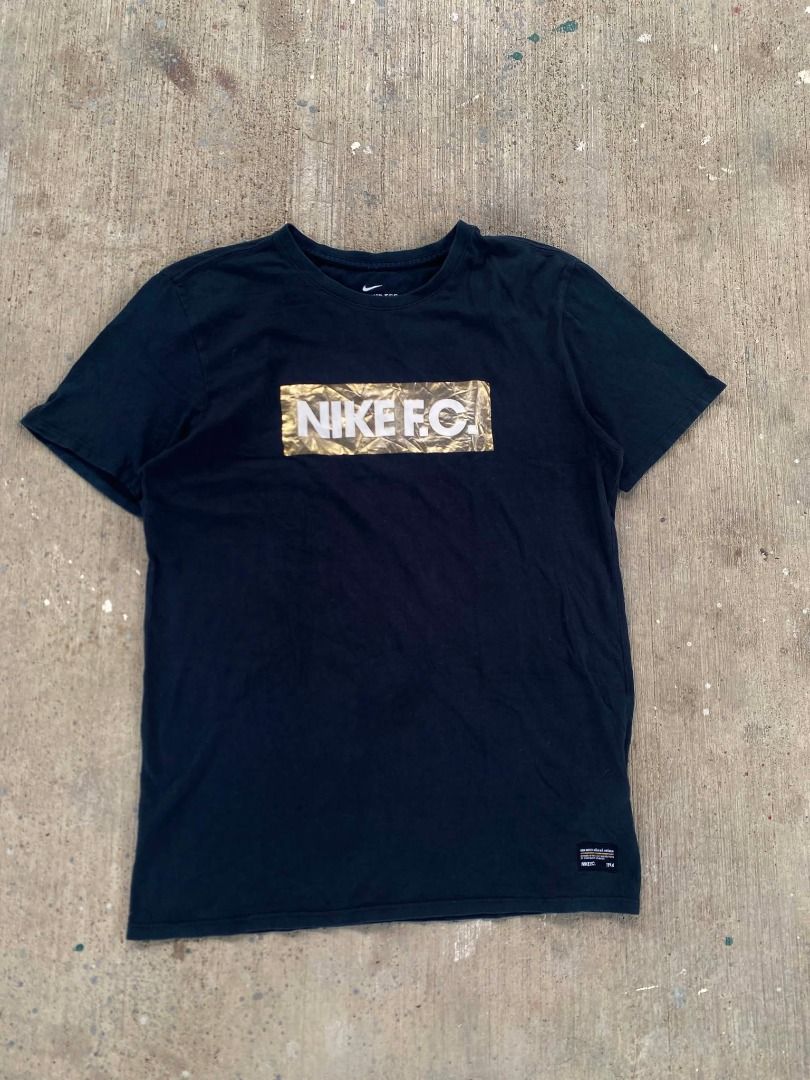 NIKE tee.fc (Category: Activewear) located in Pasay City. Submitted by classicph. (Listing ID 1459542627, Image 1). Description: Condition: Like new Size: L on tag | W: 22 L: 28 Color rating: 10/10 Issue: Absolutely none - Fresh AF! 𝘕𝘰𝘵𝘦: 𝘊𝘰𝘭𝘰𝘳𝘴 𝘮𝘢𝘺 𝘷𝘢𝘳𝘺 𝘴𝘭𝘪𝘨𝘩𝘵𝘭𝘺 𝘥𝘶𝘦 𝘵𝘰 𝘤𝘢𝘮𝘦𝘳𝘢 𝘴𝘦𝘵𝘵𝘪𝘯𝘨𝘴 .