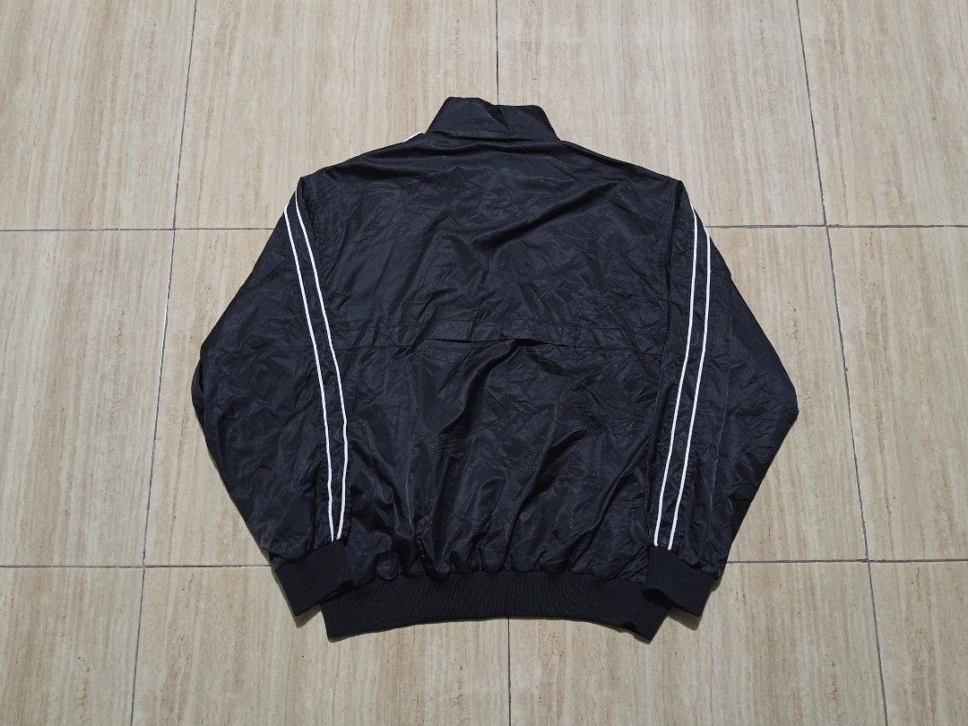 Nike Track Jacket XXL Black White Stripes (Category: Coats, Jackets and Outerwear) located in Glan. Submitted by cpaharodde48008 (Listing ID 1459607834, Image 2). Description: - Classic black Nike track jacket - White stripes on sleeves and collar - Full zip closure with branded pull - Lined interior for comfort - Size XXL - Perfect for sports or casual wear.