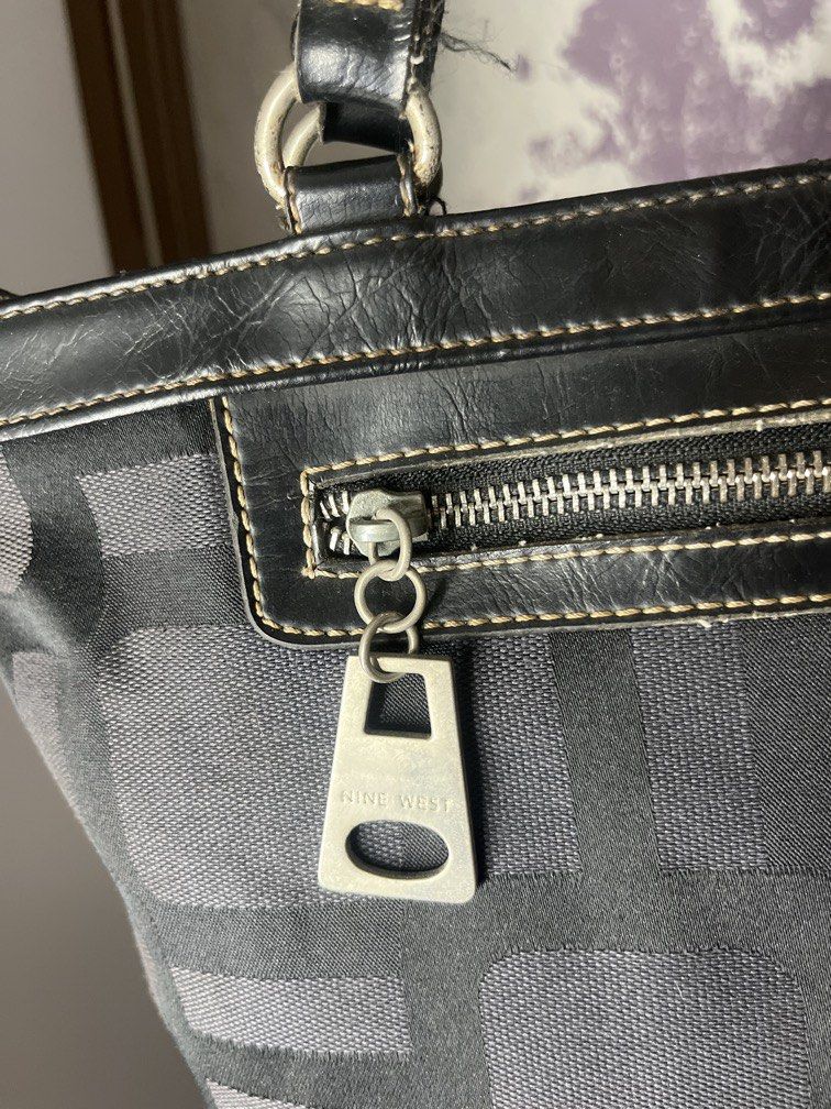 Nine West Shoulder bag (Category: Luxury Bags & Wallets) located in Pasig City. Submitted by ragemrage (Listing ID 1459560561, Image 2). Description: Lightly used RFS: declutter.
