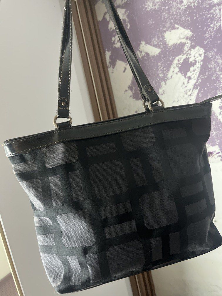 Nine West Shoulder bag (Category: Luxury Bags & Wallets) located in Pasig City. Submitted by ragemrage (Listing ID 1459560561, Image 1). Description: Lightly used RFS: declutter.