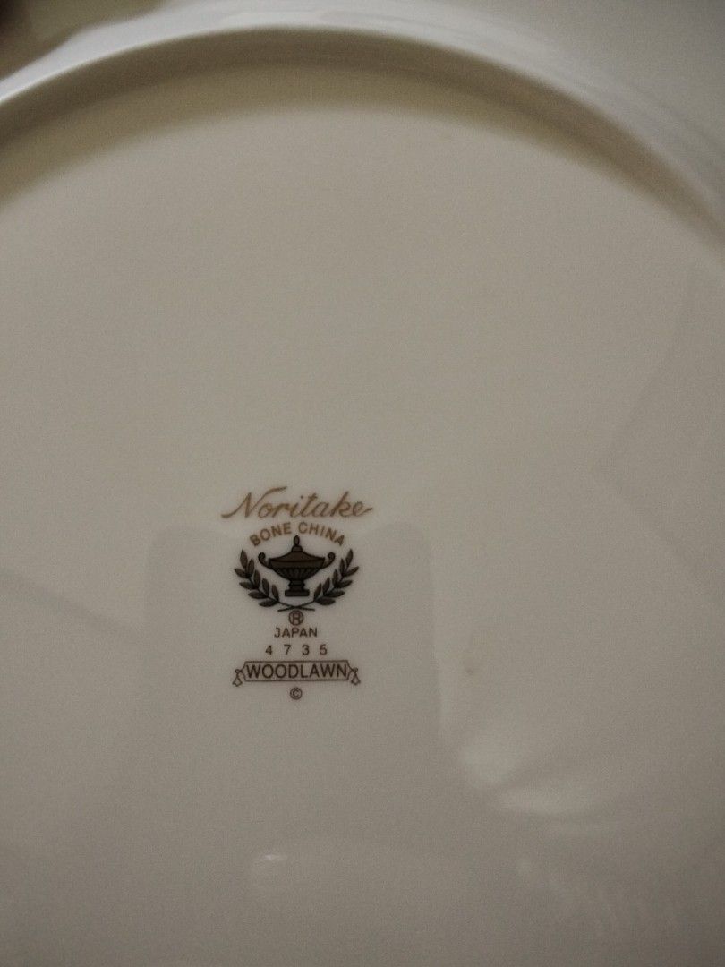 Noritake Woodlawn Bone China Dinner Plate (Category: Dinnerware & Cutlery) located in Antipolo. Submitted by olayerm1213 (Listing ID 1459502034, Image 3). Description: - Noritake Woodlawn Dinner Plate - Made of high-quality bone china in Japan - Classic design with a sophisticated green and gold rim - Perfect for adding elegance to any dining occasion - Dishwasher safe for easy cleaning - Generous size: approximately 10.5 inches in diameter.