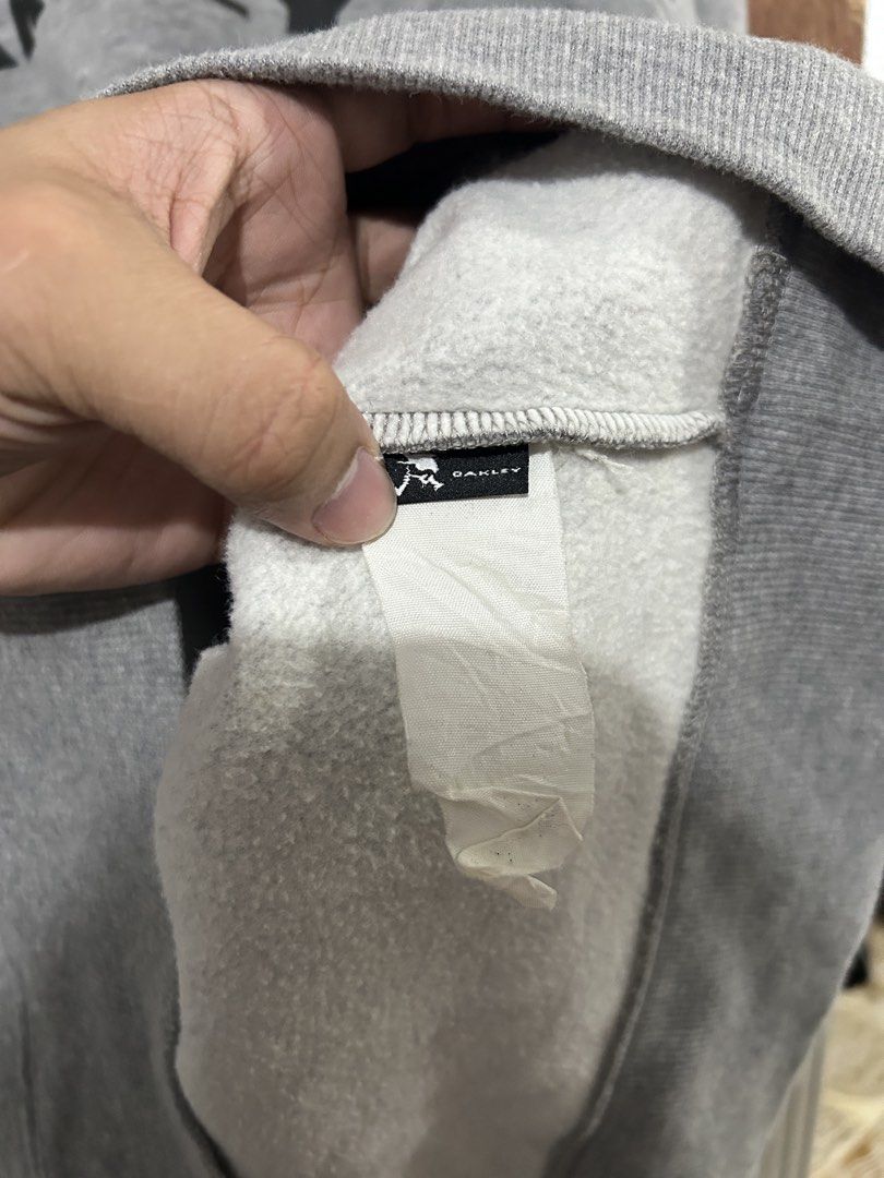 Oakley Grey Hoodie XL/TG (Category: Hoodies) located in Davao. Submitted by orbetaarch23339 (Listing ID 1459617413, Image 3). Description: - Grey Oakley Hoodie - Size XL/TG - Features Oakley logo on front - Front pocket - Drawstring hood - Made in Malaysia - Perfect for casual wear.