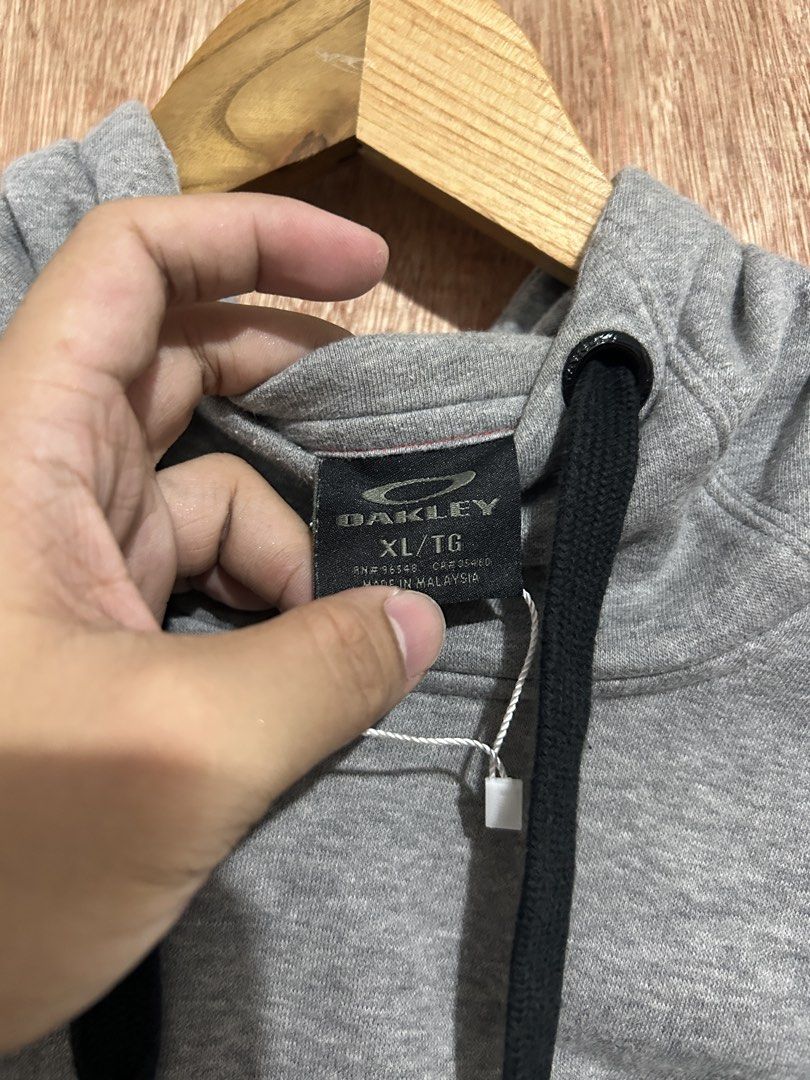 Oakley Grey Hoodie XL/TG (Category: Hoodies) located in Davao. Submitted by orbetaarch23339 (Listing ID 1459617413, Image 2). Description: - Grey Oakley Hoodie - Size XL/TG - Features Oakley logo on front - Front pocket - Drawstring hood - Made in Malaysia - Perfect for casual wear.