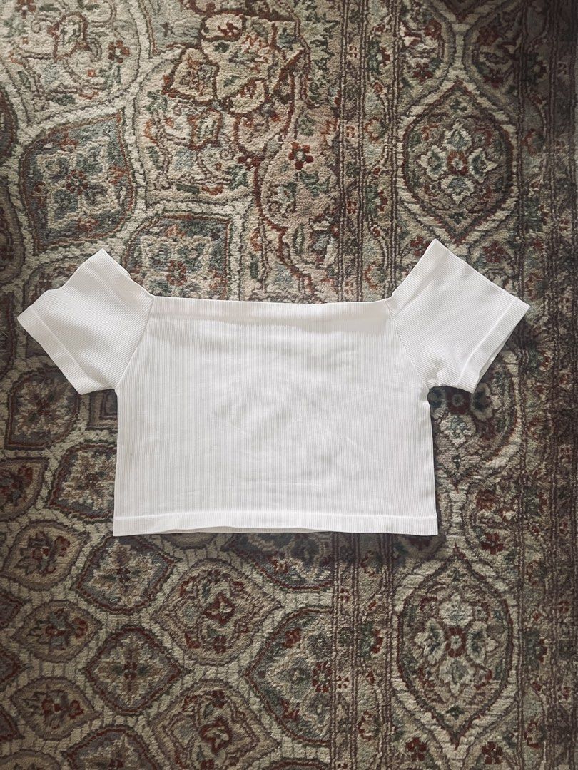 Off shoulder Forever 21 Top (Category: Others Tops) located in Makati City. Submitted by sweetcereza (Listing ID 1459556447, Image 1). Description: Forever 21 off shoulder top - fits M to L - Used 1x - cute cropped off shoulder top Bought in : Canada Condition: worn 2x.